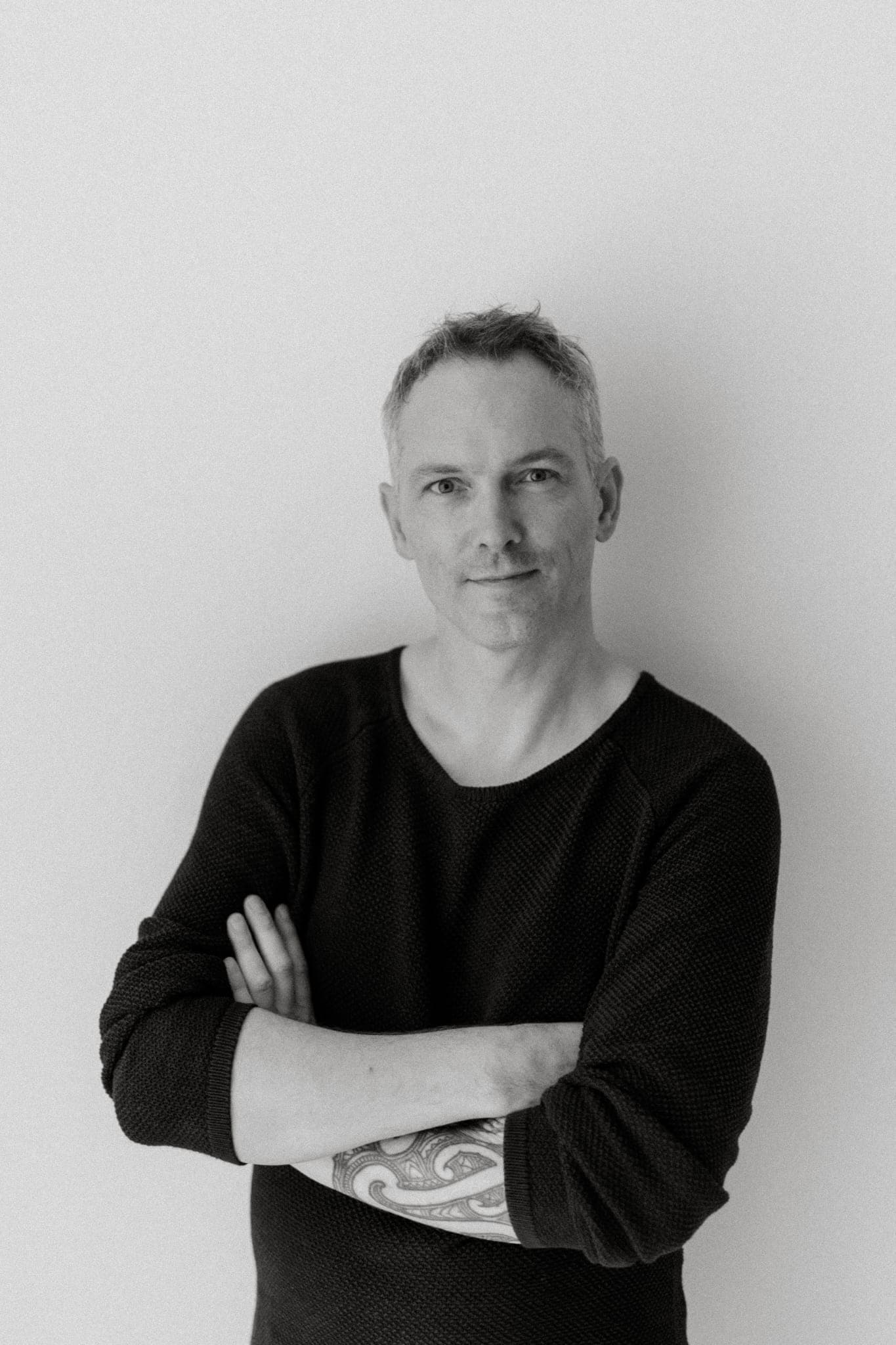 Black-and-white portrait of Frans Willems with his arms crossed